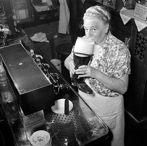 DDR - Berlin Sperlingsgasse mit Raabe-Diele 1950er