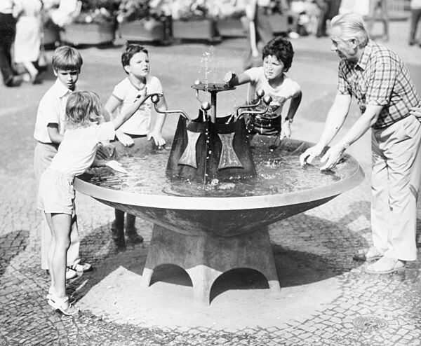 Dresden, historisch, Prager Straße, Atmosphäre, Kleiner Brunnen am Eiscafé...