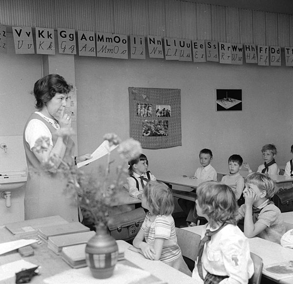 Zeugnisausgabe in einer 1. Klasse in Berlin, der ehemaligen Hauptstadt der DDR, Deutsche Demokratische Republik