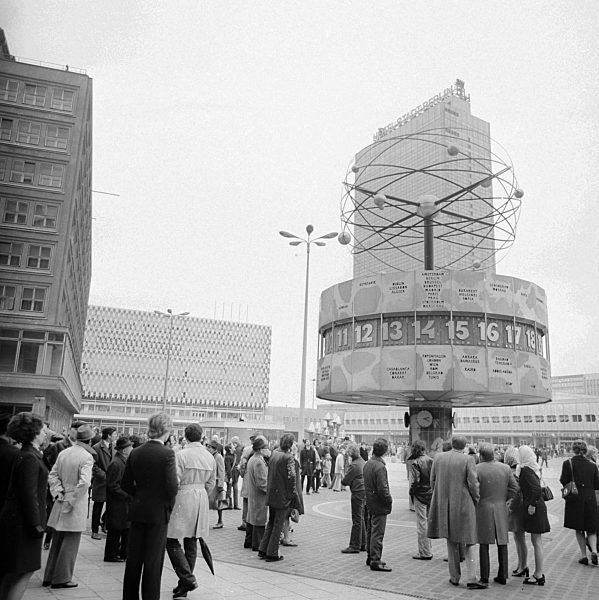 Urania-Weltzeituhr auf dem Alexanderplatz in Berlin, der ehemaligen Hauptstadt der DDR, Deutsche Demokratische Republik