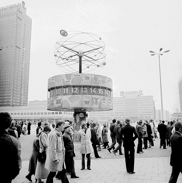 Urania-Weltzeituhr auf dem Alexanderplatz in Berlin, der ehemaligen Hauptstadt der DDR, Deutsche Demokratische Republik