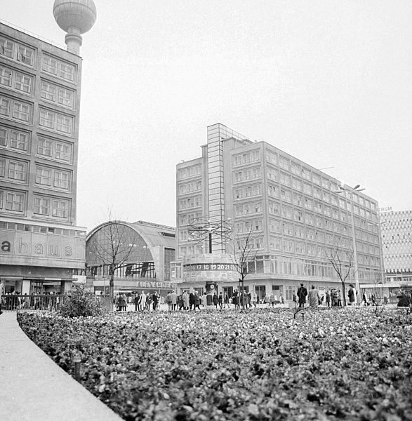 Urania-Weltzeituhr auf dem Alexanderplatz in Berlin, der ehemaligen Hauptstadt der DDR, Deutsche Demokratische Republik