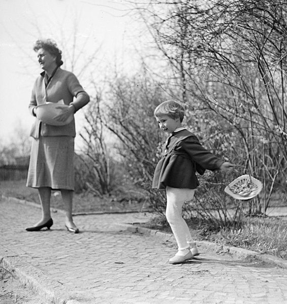 Ostereier suchen in Zschopau im Bundesland Sachsen auf dem Gebiet der ehemaligen DDR, Deutsche Demokratische Republik