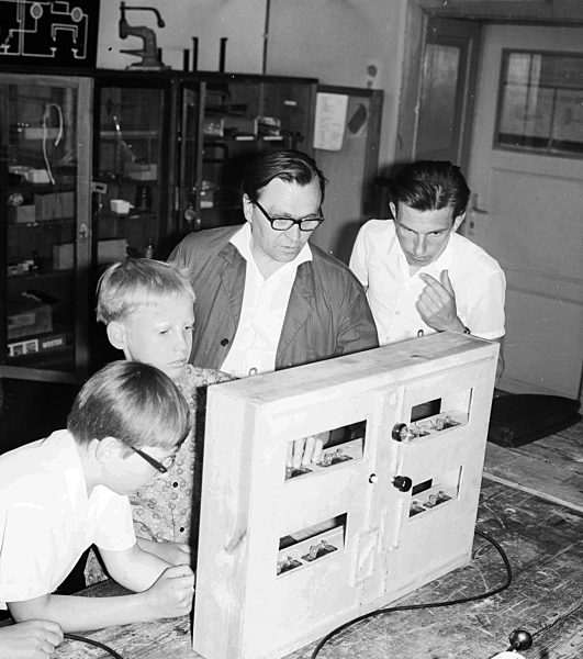 Schüler der 7. Klasse im Unterrichtsfach Produktive Arbeit (PA) in Berlin, der ehemaligen Hauptstadt der DDR, Deutsche Demokratische Republik