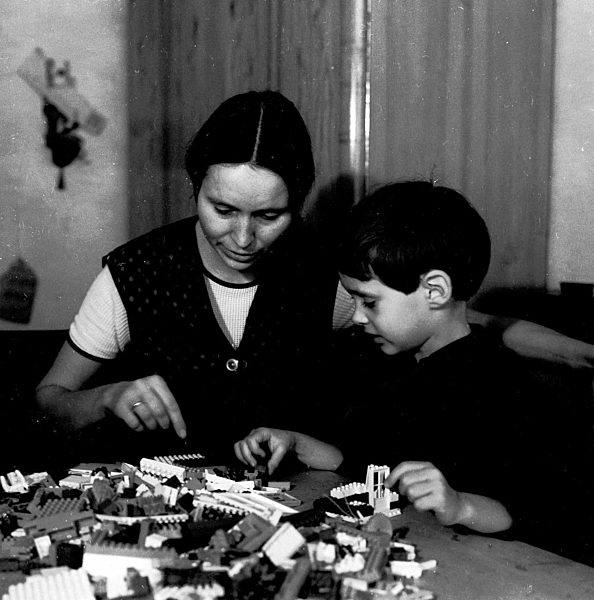 Mutter mit Kind spielen mit PEBE Plastik Bausteinen in Berlin, der ehemaligen Hauptstadt der DDR, Deutsche Demokratische Republik