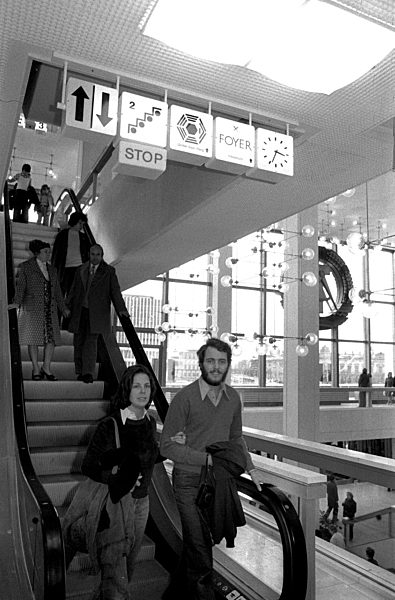 Eine der vielen Rolltreppen, die die einzelnen Stockwerke im Palast der...