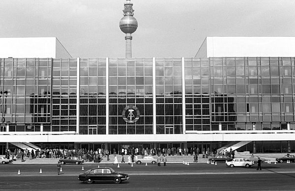 Blick auf die gläserne Westfassade des Palast der Republik in Berlin (Ost)...