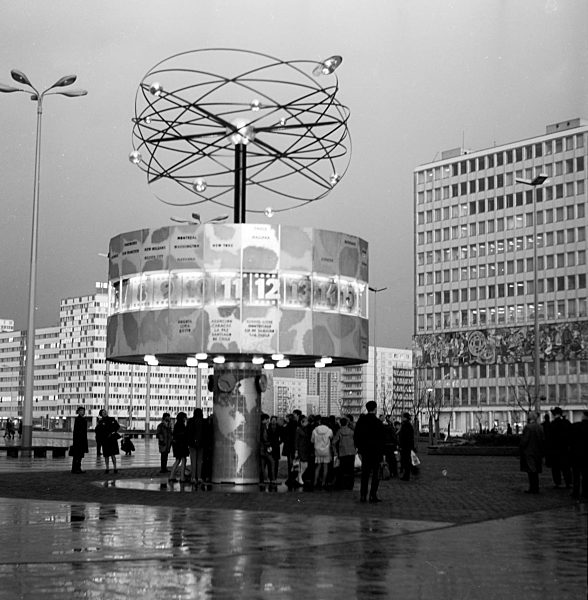 Urania Weltzeituhr auf dem Alexanderplatz in Berlin, der ehemaligen Hauptstadt der DDR, Deutsche Demokratische Republik