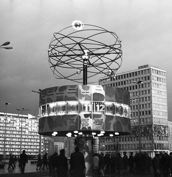 Urania Weltzeituhr auf dem Alexanderplatz in Berlin, der ehemaligen Hauptstadt der DDR, Deutsche Demokratische Republik