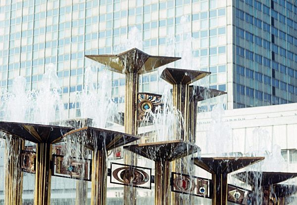 Touristen vor dem Brunnen der Völkerfreundschaft am Alexanderplatz in Berlin, der ehemaligen Hauptstadt der DDR, Deutsche Demokratische Republik