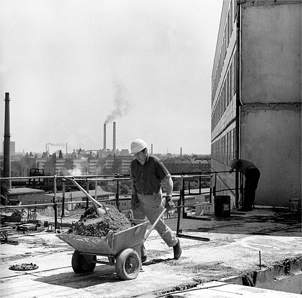 DDR - Arbeiter auf  Plattenbaumontage