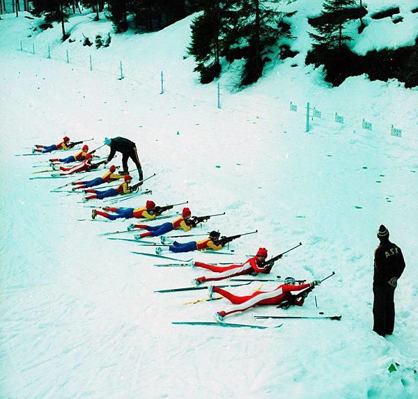 Nachwuchs - Biathleten des WSV (Wintersport Verein) Scheibe-Alsbach trainieren im Trainingszentrum in Scheibe-Alsbach im Bundesland Thüringen auf dem Gebiet der ehemaligen DDR, Deutsche Demokratische Republik