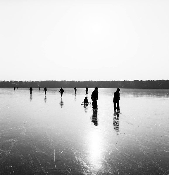 Schlittschuhlaufen auf dem zugefrorenen Motzener See in Zossen im Bundesland Brandenburg auf dem Gebiet der ehemaligen DDR, Deutsche Demokratische Republik