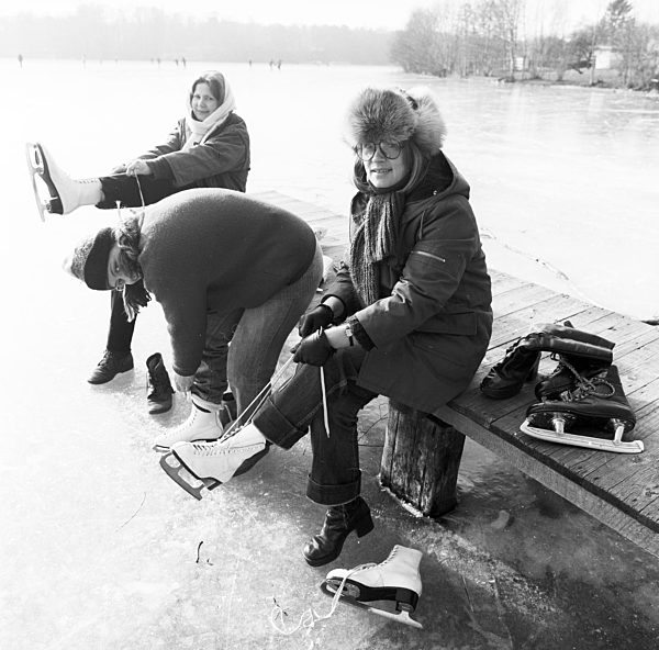 Schlittschuhlaufen auf dem zugefrorenen Motzener See in Zossen im Bundesland Brandenburg auf dem Gebiet der ehemaligen DDR, Deutsche Demokratische Republik