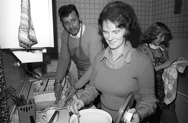 Arbeitsteilung in der Küche bei Familie Klatt: Frau Klatt kocht...