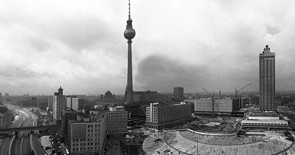 Das Panorama aus zwei Fotos zeigt den Berliner Alexanderplatz im Juni 1970...