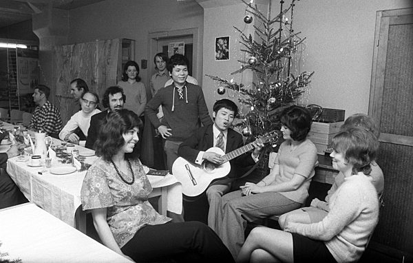 DDR - Weihnachtsfeier mit Vietnamesen