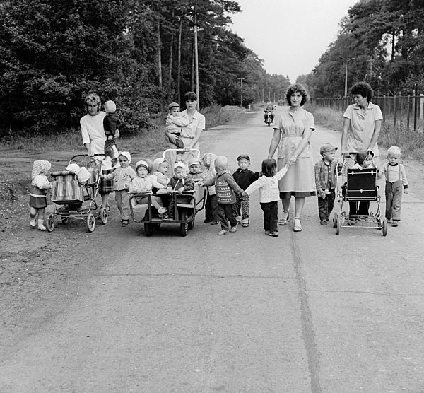 Erzieherinnen gehen mit einer Gruppe Kindergarten Kindern spazieren in Prora im Bundesland Mecklenburg-Vorpommern auf dem Gebiet der ehemaligen DDR, Deutsche Demokratische Republik