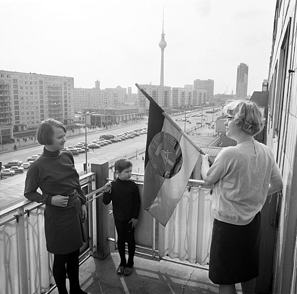 An einem Neubaublock an der Karl-Marx-Allee...