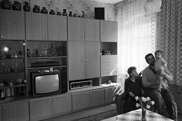Familie im DDR-Wohnzimmer