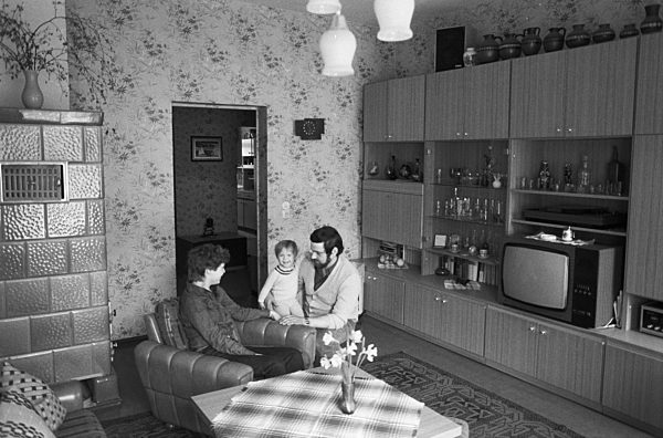 Familie im DDR-Wohnzimmer