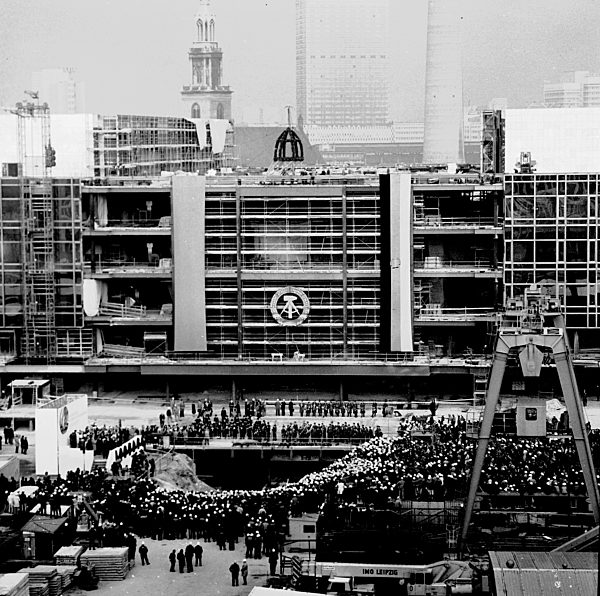 DDR - Richtfest am Palast der Republik