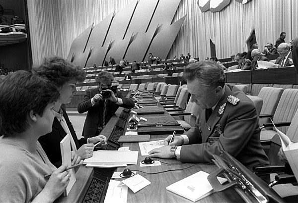 DDR - Sigmund Jähn beim SED-Parteitag