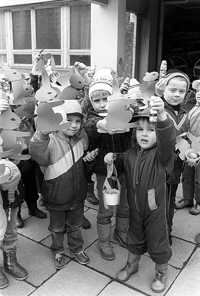 Die Kleinen aus dem Kindergarten in der Rudolf-Seiffert-Straße in...