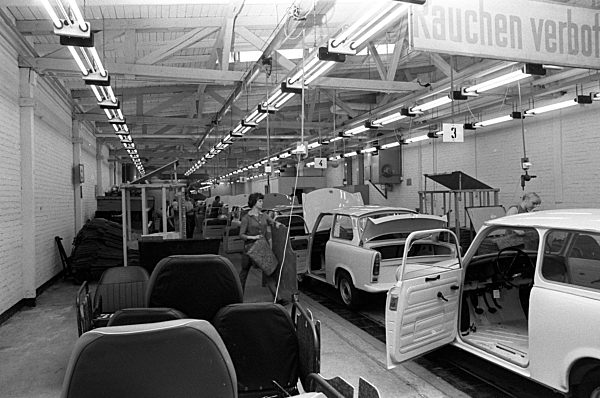 An einem Fließband im VEB Sachsenring Automobilwerke Zwickau werden die...