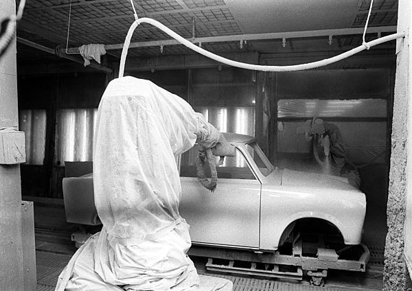 Im VEB Sachsenring Automobilwerke Zwickau werden die Zweitakt-Pkw vom Typ...