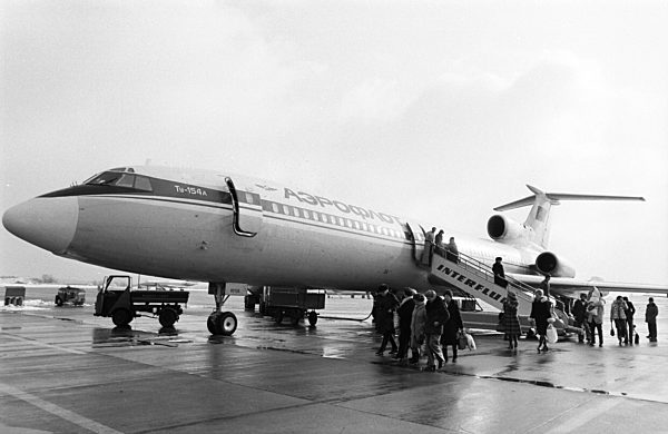 Fluggäste beim Verlasssen eines Flugzeuges der sowjetischen Fluggesellschaft...