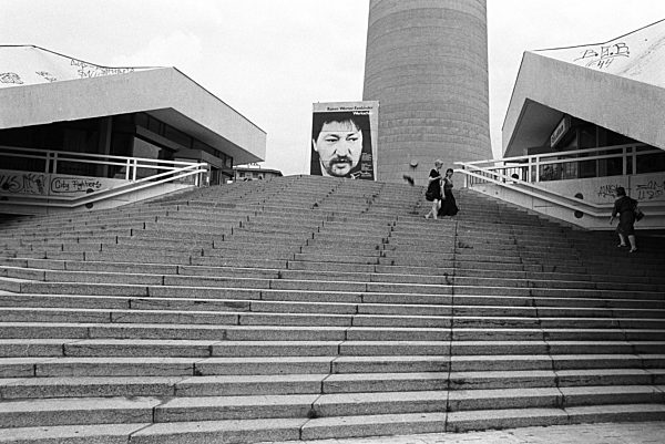 Zur Fassbinder-Ausstellung im Pavillon am Fuße des Berliner Fernsehturms...