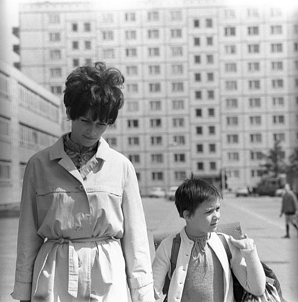 Eine Frau und ihre Tochter befinden sich Hand in Hand auf dem Nachhauseweg...