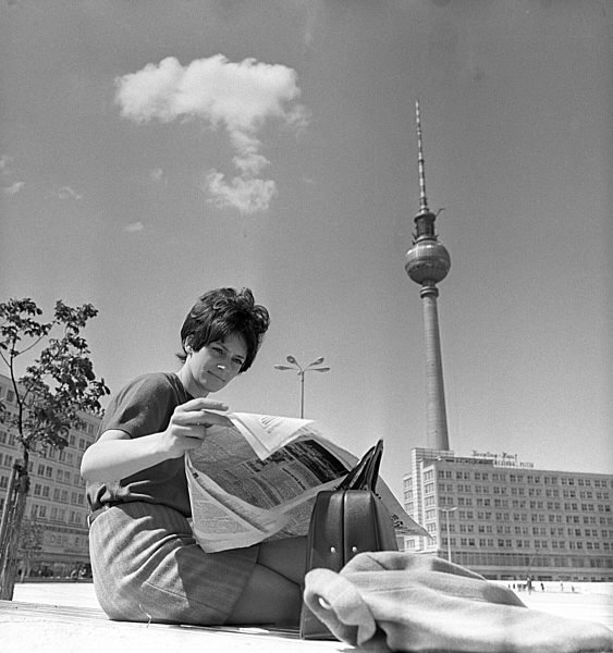 Eine Angestellte bei der Berliner Sparkasse in der Filiale am Alexanderplatz...