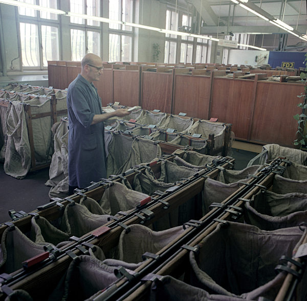 DDR - Sortieren von Briefen Deutsche Post