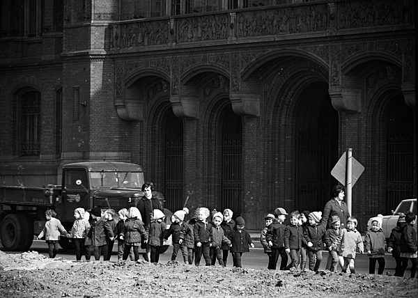 DDR - Kindergartengruppe vor dem Roten Rathaus in Berlin