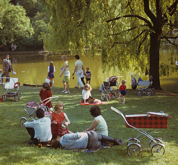 DDR - Erholung im Volkspark Friedrichshain