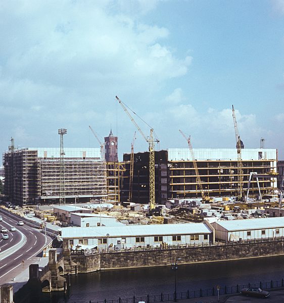 DDR - Aufbau Palast der Republik