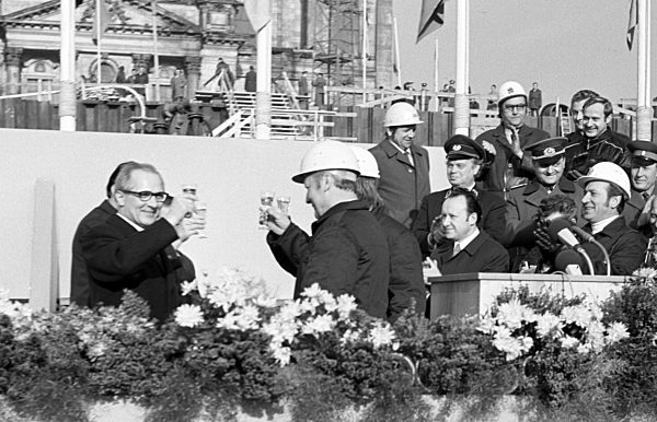 DDR - Grundsteinlegung Palast der Republik