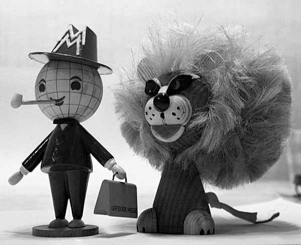 DDR - Messemännchen und Löwe