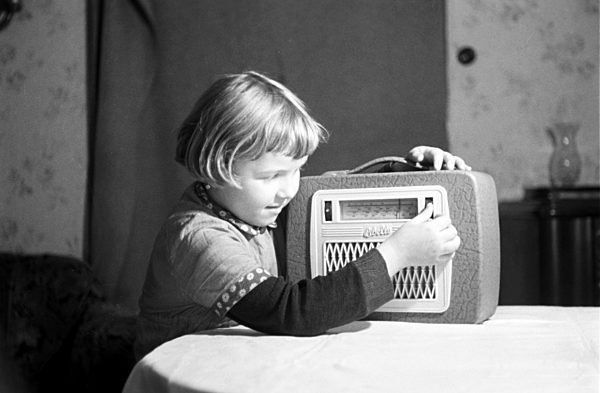 DDR - Mädchen mit Kofferradio Libelle 1957