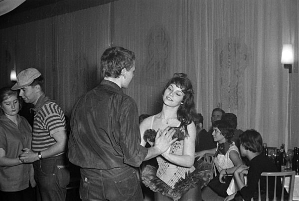 Schauspielerin Angelica Domröse an der Filmhochschule im Ortsteil Babelsberg in Potsdam im Bundesland Brandenburg auf dem Gebiet der ehemaligen DDR, Deutsche Demokratische Republik