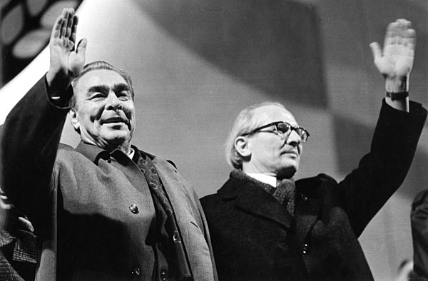 Leonid Breschnew und Erich Honecker vor der Fest-Tribüne auf der Karl-Marx-Allee in Berlin, der ehemaligen Hauptstadt der DDR, Deutsche Demokratische Republik
