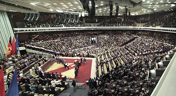 Teilnehmer der Veranstaltung X. Parlament der FDJ im Palast der Republik in Berlin, der ehemaligen Hauptstadt der DDR, Deutsche Demokratische Republik