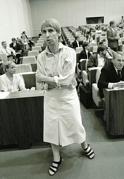 Regine Hildebrandt in der Volkskammer in Berlin auf dem Gebiet der ehemaligen DDR, Deutsche Demokratische Republik