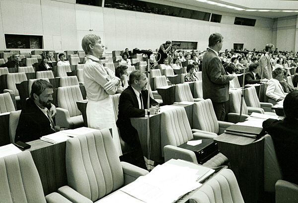 Regine Hildebrandt in der Volkskammer in Berlin auf dem Gebiet der ehemaligen DDR, Deutsche Demokratische Republik