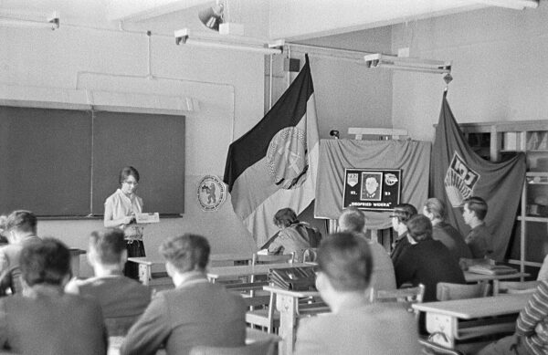 Versammlung jugendlicher FDJ- Mitglieder der Berufsschule des VEB Elektro-Apparate-Werke in Berlin in der DDR