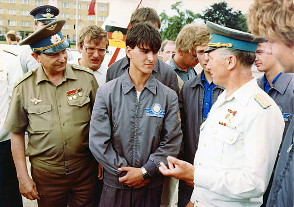 Besuch des Flieger- Kosmonauten der DDR Generalmajor Siegmund Jähn mit Oberst Waleri Fjodorowitsch Bykowski in der Fliegerschule der GST in Trebbin - Schönhagen im heutigen Bundesland Brandenburg
