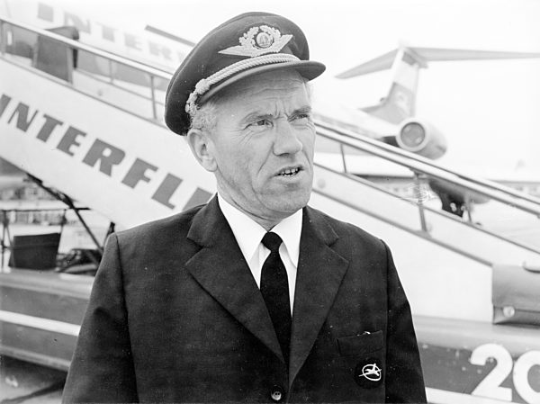 Chefpilot der Interflug Kurt Wagner auf dem Flughafen Schönefeld