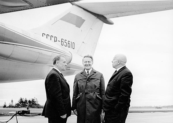 Generaldirektor der Interflug Karl Heiland vor einer Tu-134  auf dem Flughafen-Schönefeld
